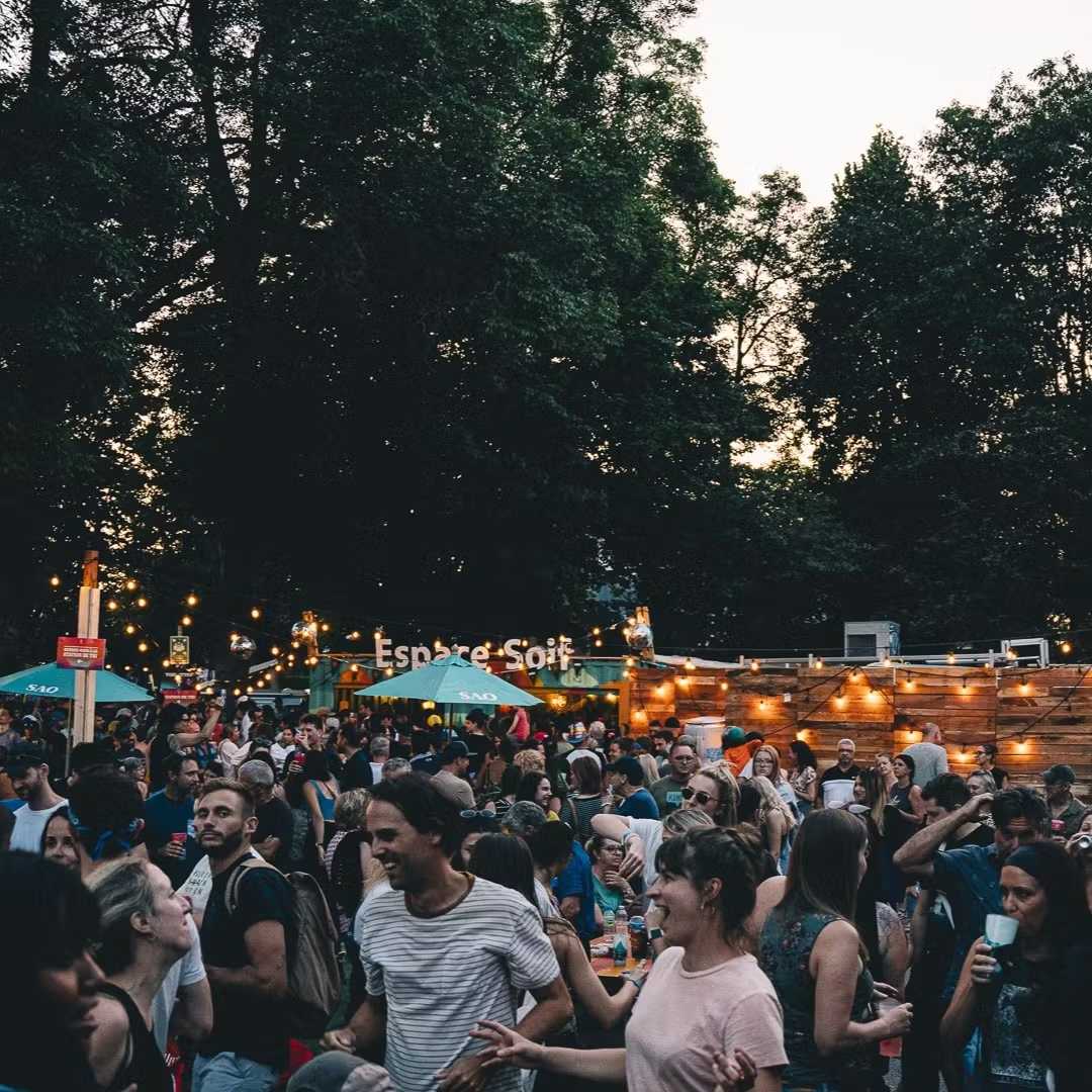 Foule au le Parvis ICI Musique