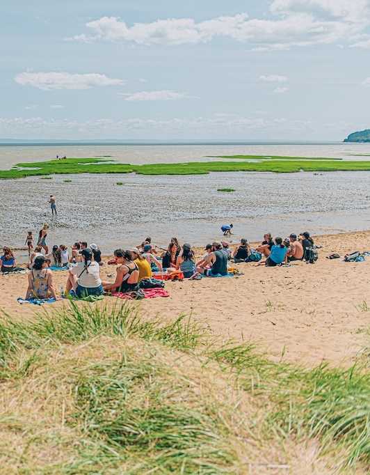 Image de personnes se serrant dans leurs bras