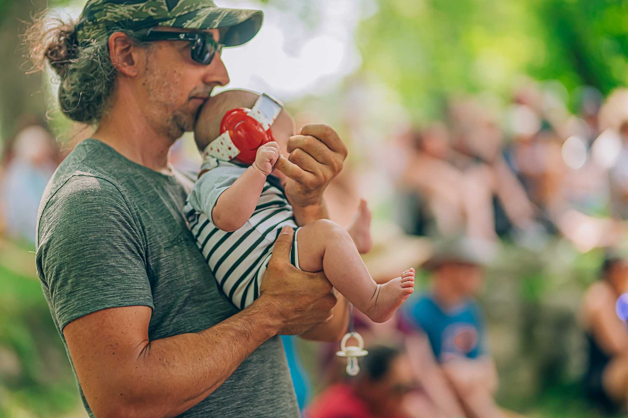 Photo d'un adulte tenant un bébé