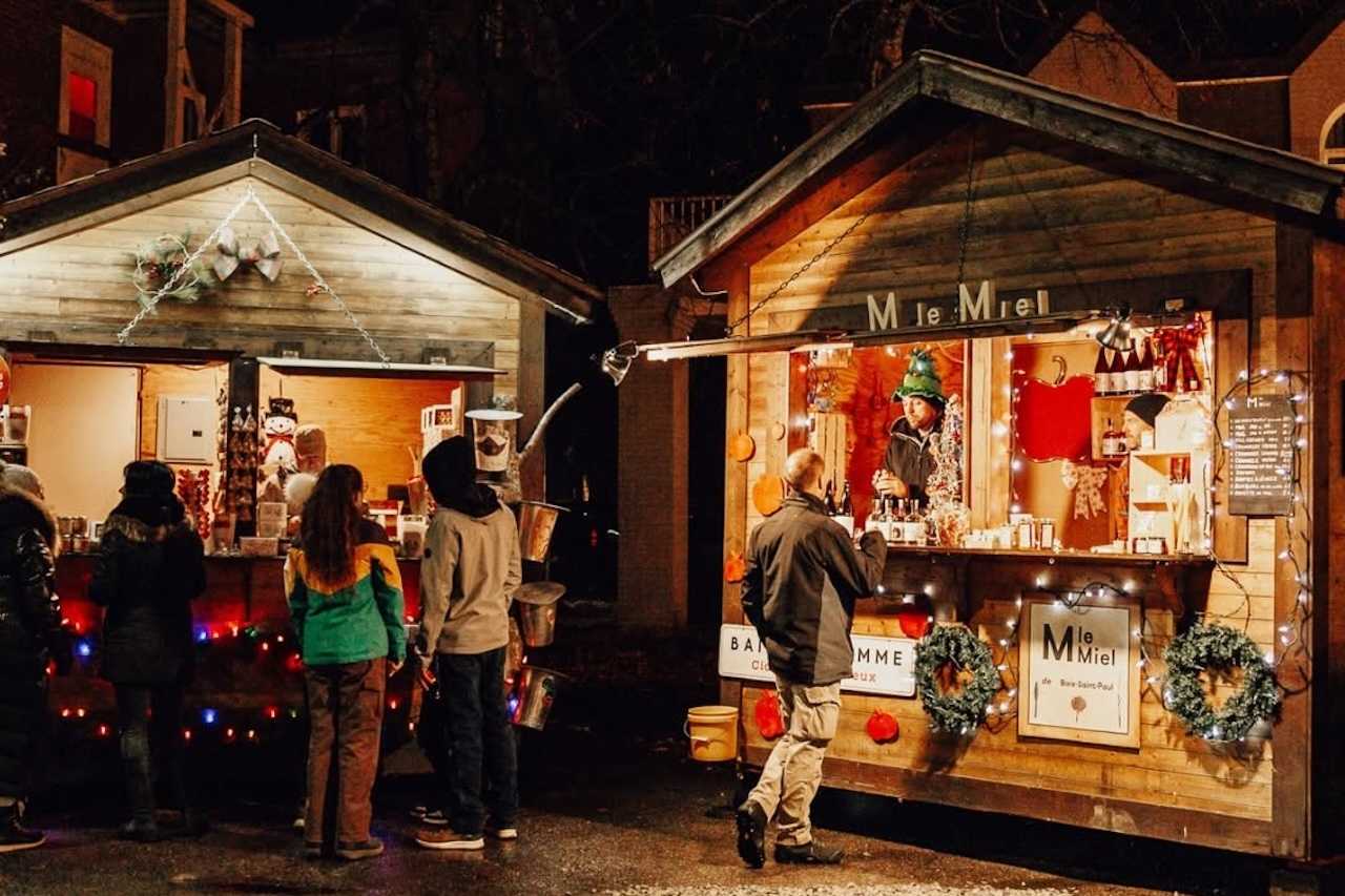 Photo d'un Marché de Noël la nuit