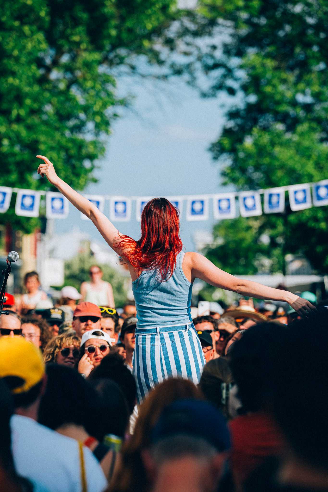 Image de personnes se serrant dans leurs bras