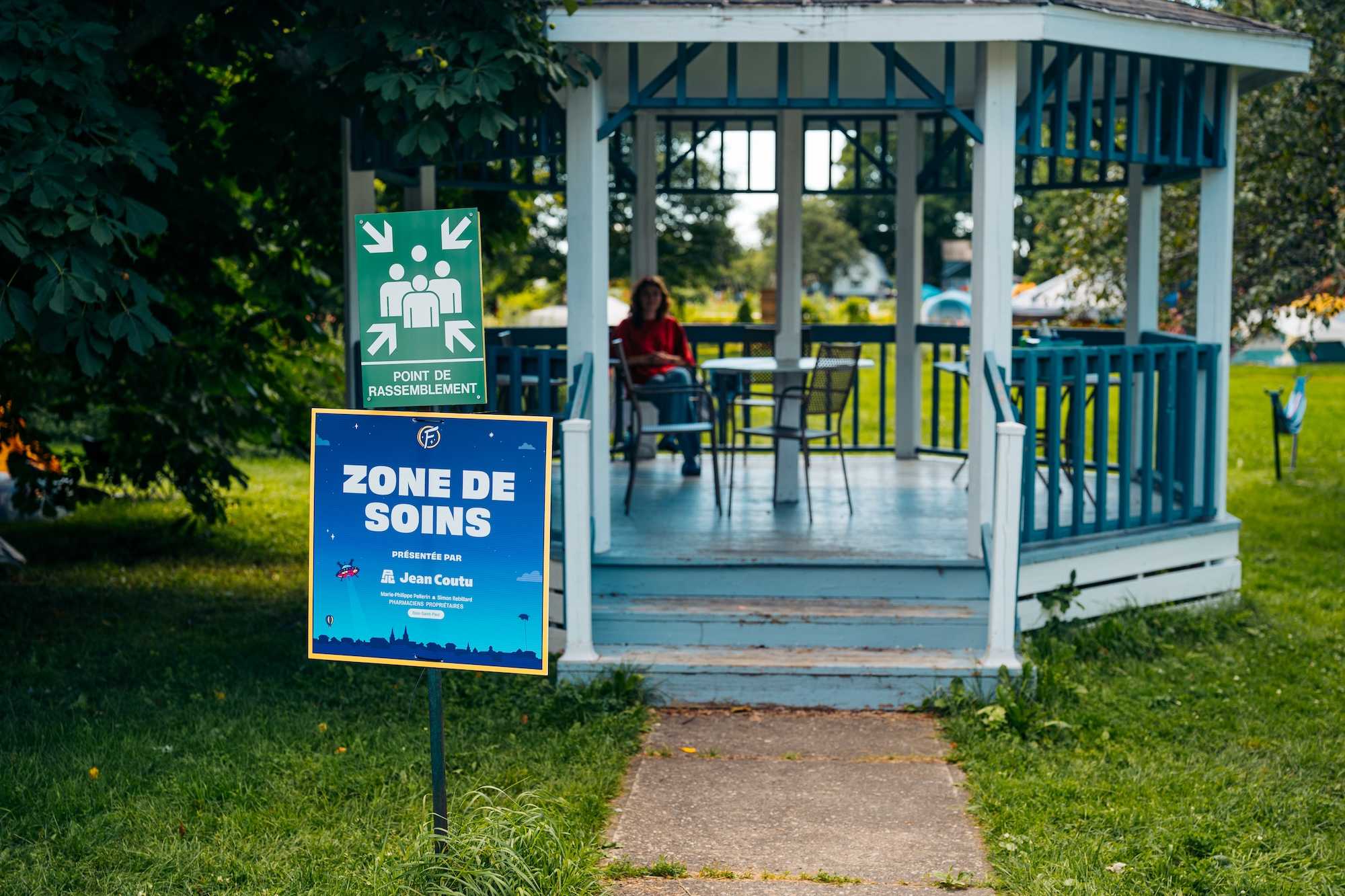 Photo de tentes dans un camping temporaire